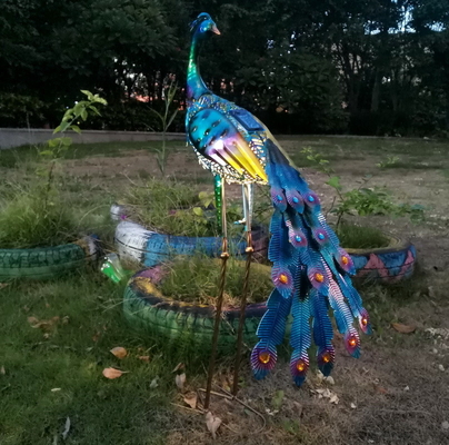 Decoración accionada solar de la boda del partido del patio trasero de las luces del arte del metal de la estatua solar al aire libre del pavo real