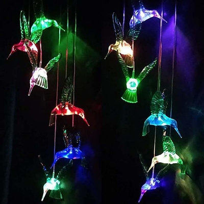Los colibríes solares blancos calientes suaves que las luces decorativas enrollan los carillones van de fiesta decoraciones del día de fiesta de los regalos