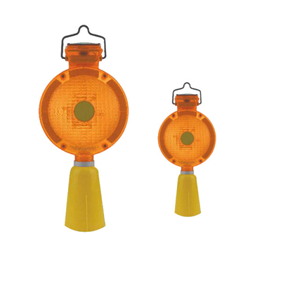 Prenda impermeable amarilla roja alrededor de la luz solar de la barricada del piloto LED del tráfico